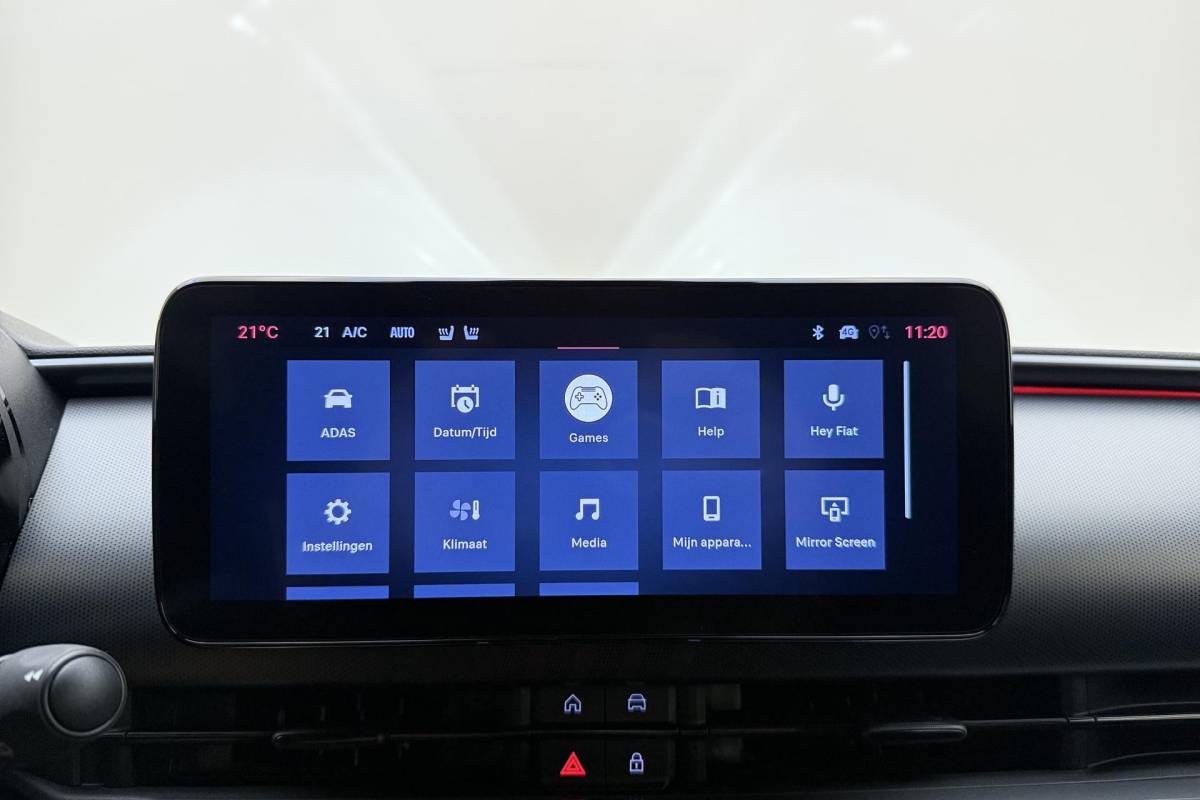Fiat 600 Fiat 600 1.2 Turbo 145pk Hybrid Automaat Sport | DEMO | Navigatie | Achteruitrijcamera | Elektrische achterklep | LED Matrix koplampen | Sportief interieur | 18″ Lichtmetalen velgen | Zwart dak