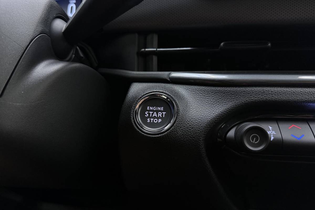 Fiat 600 Fiat 600 1.2 Turbo 145pk Hybrid Automaat Sport | DEMO | Navigatie | Achteruitrijcamera | Elektrische achterklep | LED Matrix koplampen | Sportief interieur | 18″ Lichtmetalen velgen | Zwart dak