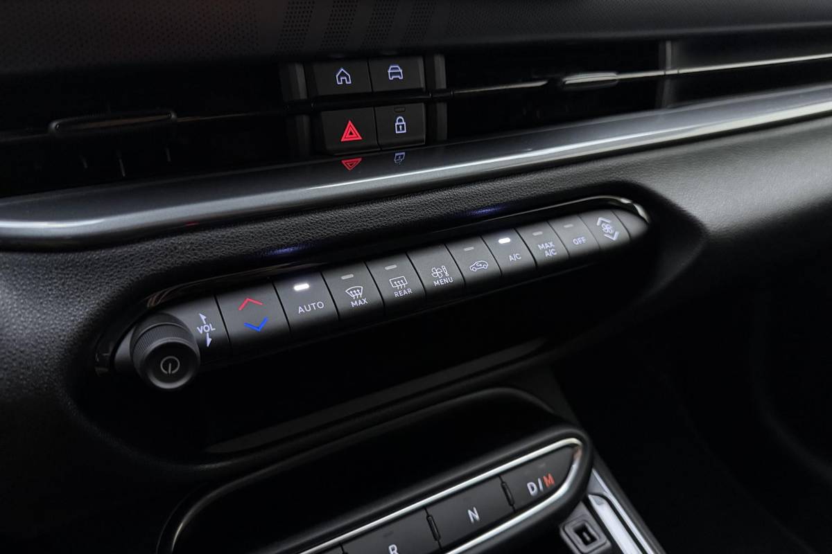 Fiat 600 Fiat 600 1.2 Turbo 145pk Hybrid Automaat Sport | DEMO | Navigatie | Achteruitrijcamera | Elektrische achterklep | LED Matrix koplampen | Sportief interieur | 18″ Lichtmetalen velgen | Zwart dak