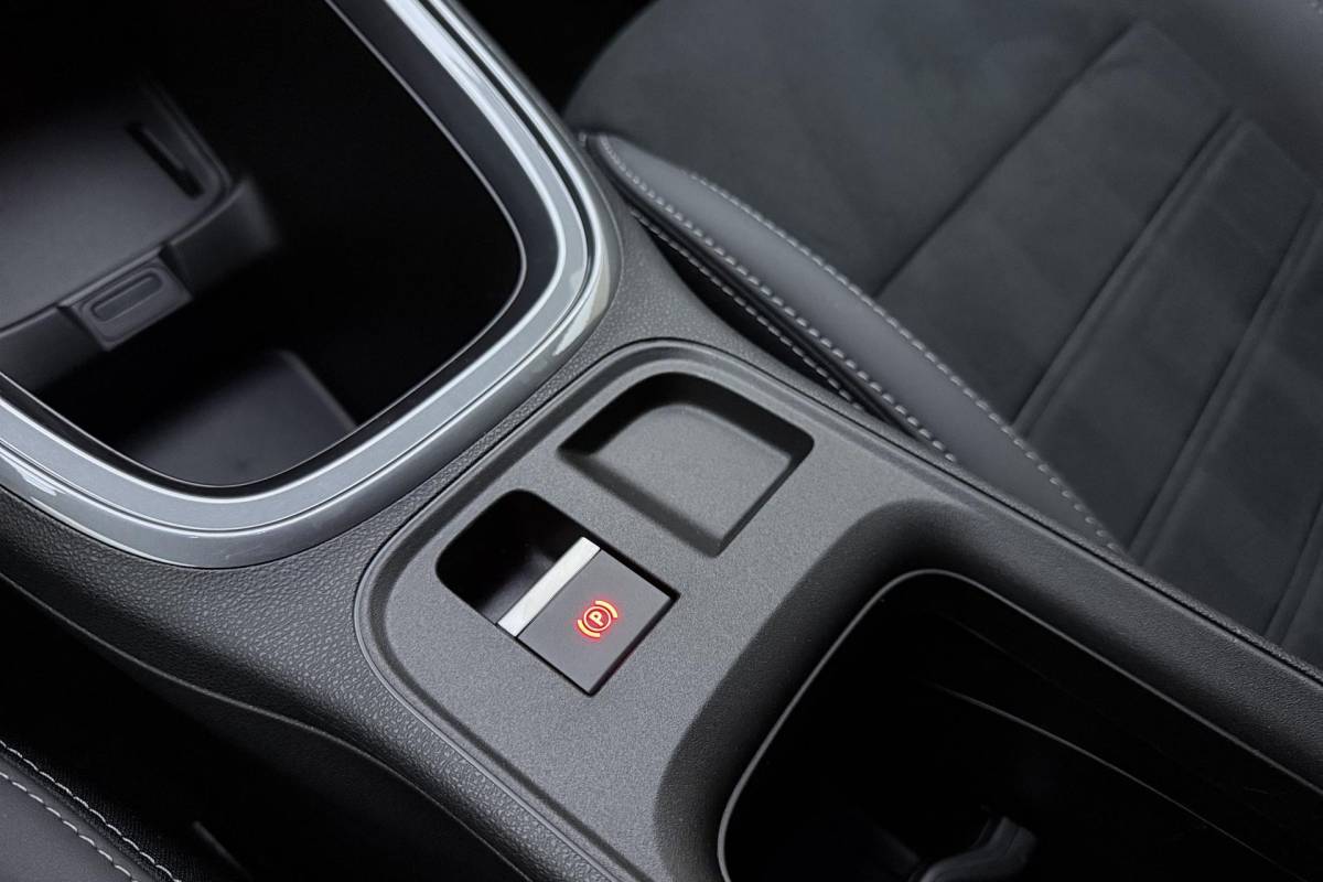 Fiat 600 Fiat 600 1.2 Turbo 145pk Hybrid Automaat Sport | DEMO | Navigatie | Achteruitrijcamera | Elektrische achterklep | LED Matrix koplampen | Sportief interieur | 18″ Lichtmetalen velgen | Zwart dak