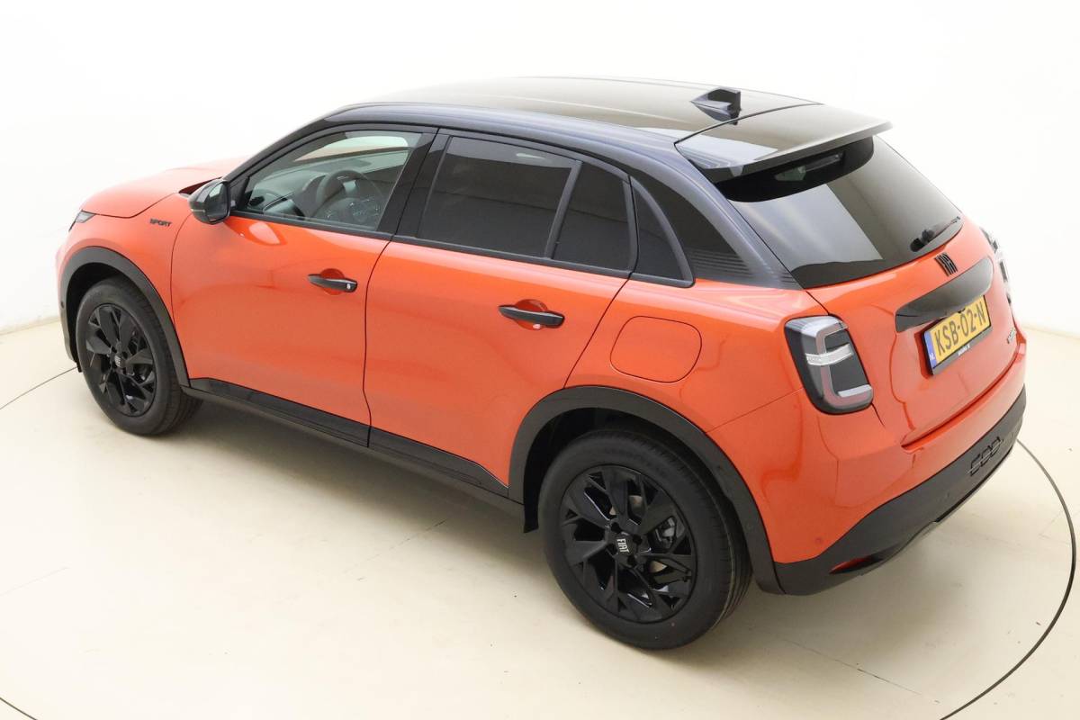 Fiat 600 Fiat 600 1.2 Turbo 145pk Hybrid Automaat Sport | DEMO | Navigatie | Achteruitrijcamera | Elektrische achterklep | LED Matrix koplampen | Sportief interieur | 18″ Lichtmetalen velgen | Zwart dak