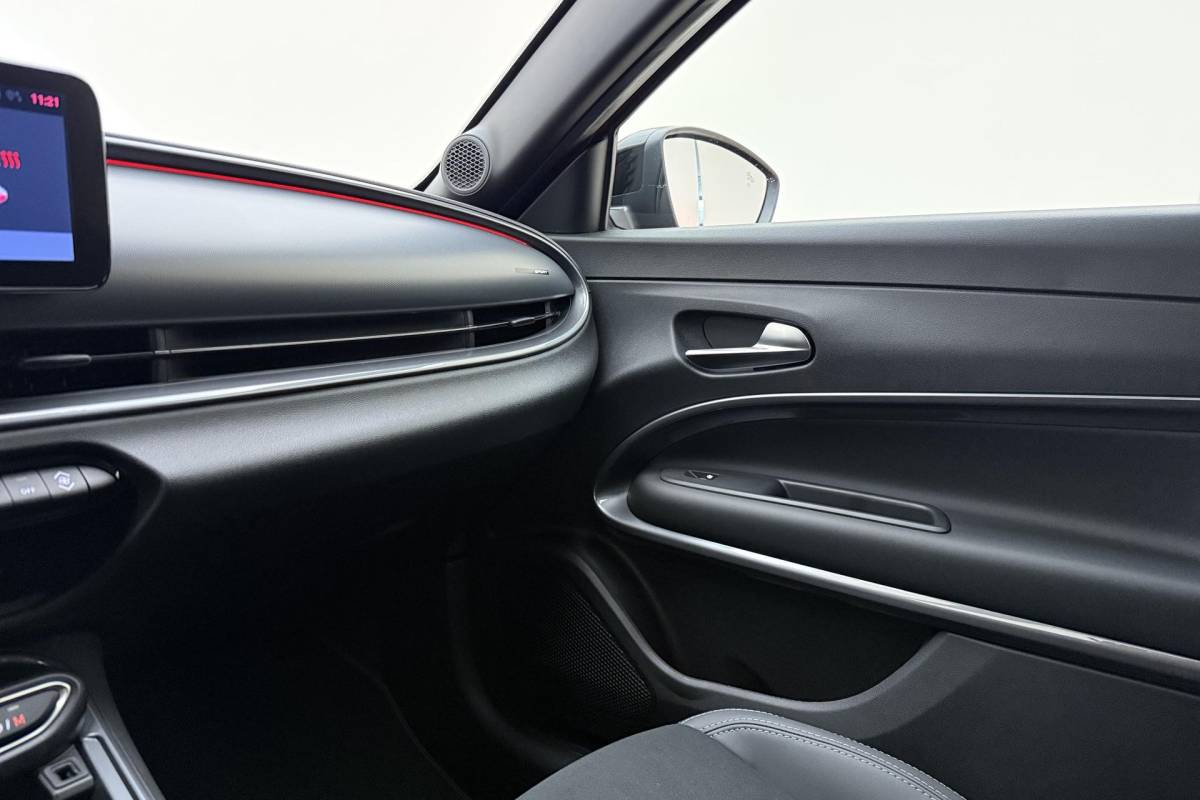 Fiat 600 Fiat 600 1.2 Turbo 145pk Hybrid Automaat Sport | DEMO | Navigatie | Achteruitrijcamera | Elektrische achterklep | LED Matrix koplampen | Sportief interieur | 18″ Lichtmetalen velgen | Zwart dak