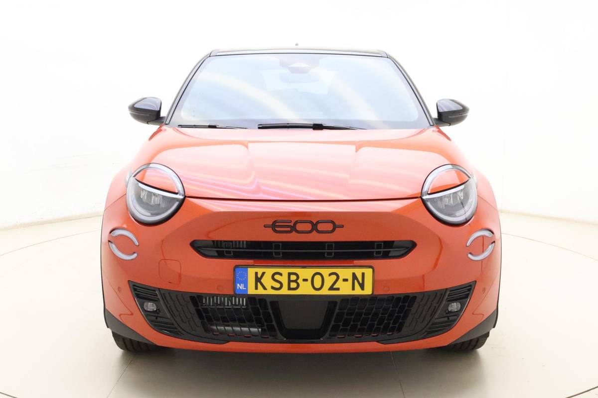 Fiat 600 Fiat 600 1.2 Turbo 145pk Hybrid Automaat Sport | DEMO | Navigatie | Achteruitrijcamera | Elektrische achterklep | LED Matrix koplampen | Sportief interieur | 18″ Lichtmetalen velgen | Zwart dak