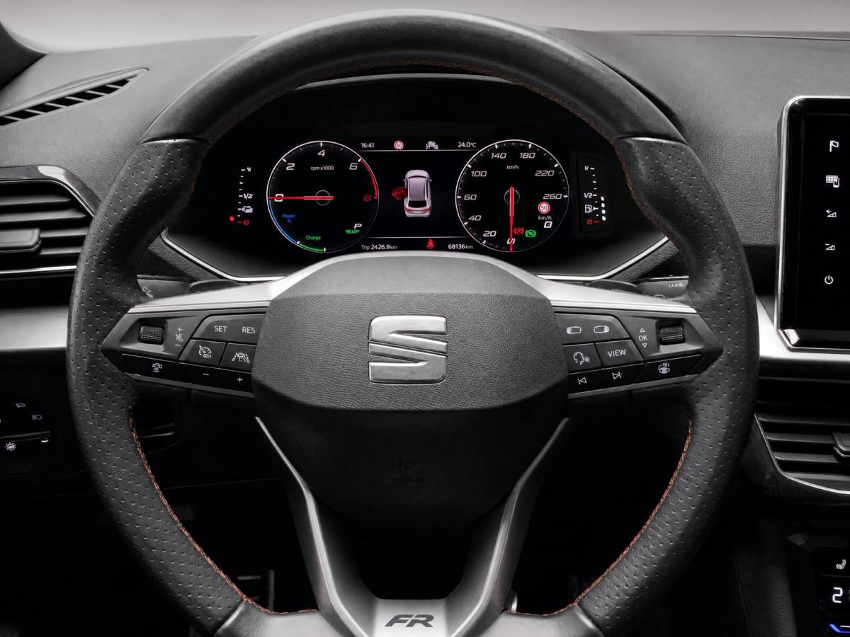 SEAT Tarraco SEAT Tarraco 1.4TSIe-Hybrid 180kW/245PK PHEV FR · Panoramdak · Trekhaak · 360°Camera + Parkeersensoren · Stoelverwarming · Apple/Android Car Play ·