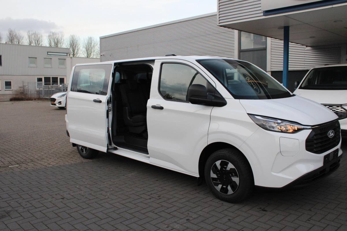 Ford Transit Custom Ford Transit Custom 340 2.5 PHEV L2H1 Trend |SCI| 233pk | Kombi | Prijs is incl. BTW incl. BPM | 9- PERSOONS | Excl. BTW incl. BPM kost deze Custom 50.523,- | Privacy Glass | AGR Stoel | Navigatie