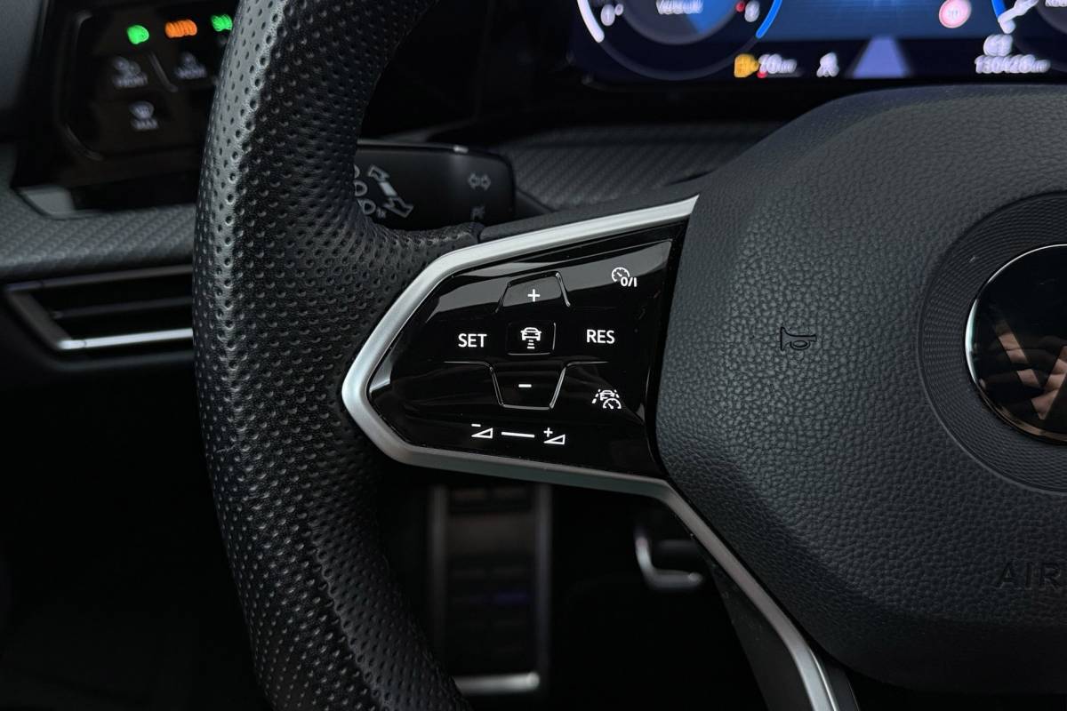 Volkswagen Golf Volkswagen Golf 1.5 TSI R-Line | Virtual Cockpit | Org. NL | Camera | CarPlay | Adapt. Cruise | Stoelverwarm. | Blind spot | PDC