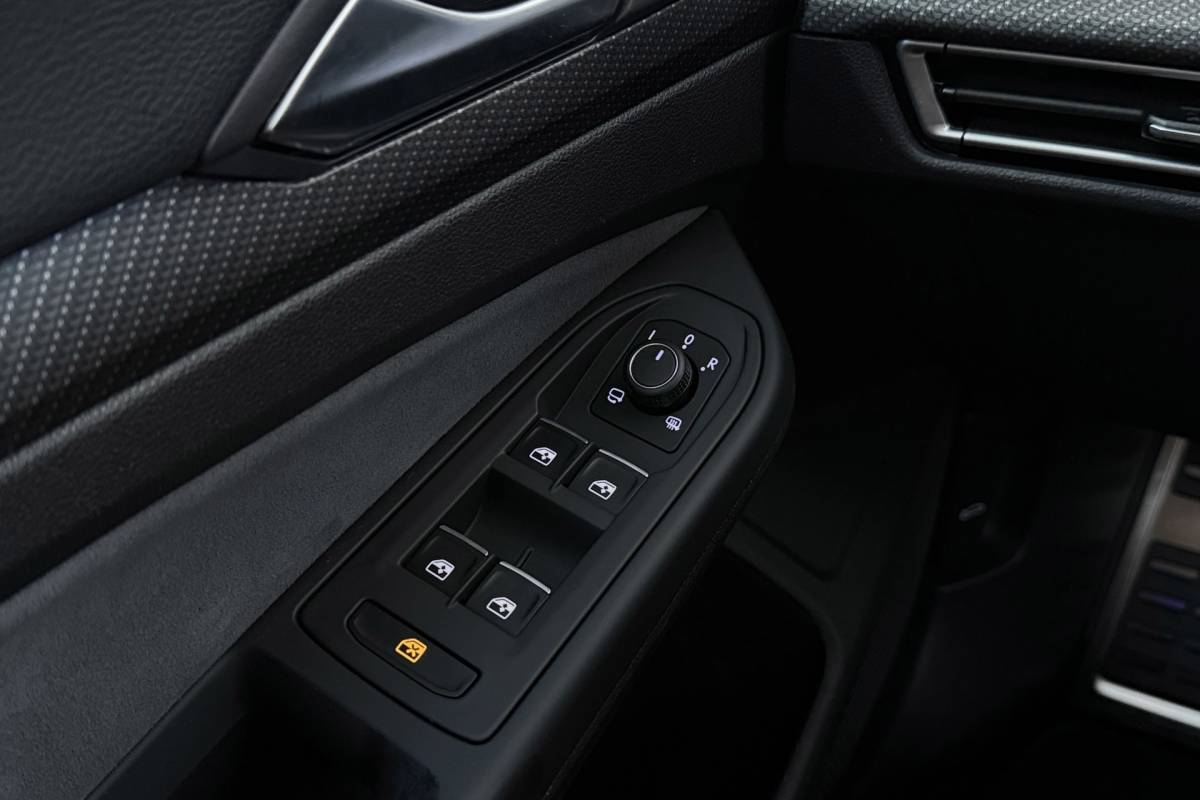 Volkswagen Golf Volkswagen Golf 1.5 TSI R-Line | Virtual Cockpit | Org. NL | Camera | CarPlay | Adapt. Cruise | Stoelverwarm. | Blind spot | PDC