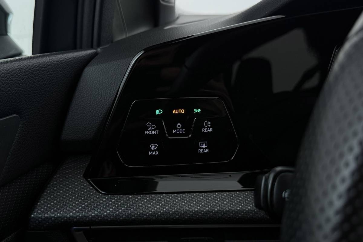 Volkswagen Golf Volkswagen Golf 1.5 TSI R-Line | Virtual Cockpit | Org. NL | Camera | CarPlay | Adapt. Cruise | Stoelverwarm. | Blind spot | PDC