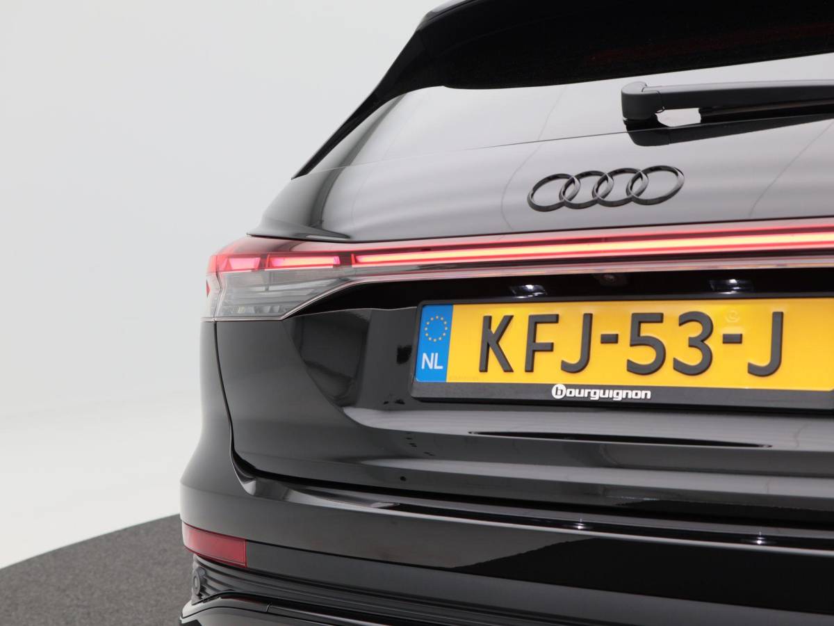 Audi Q4 e-tron Audi Q4 e-tron 45 quattro | S Edition Competition | 286 PK | Privacyglas | 21 Inch | Trekhaak | Matrix Led | Adaptive Cruise |