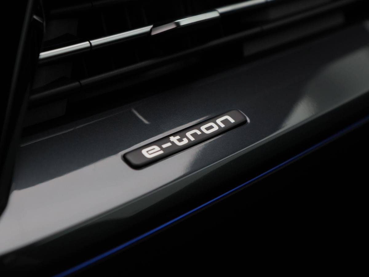 Audi Q4 e-tron Audi Q4 e-tron 45 quattro | S Edition Competition | 286 PK | Privacyglas | 21 Inch | Trekhaak | Matrix Led | Adaptive Cruise |