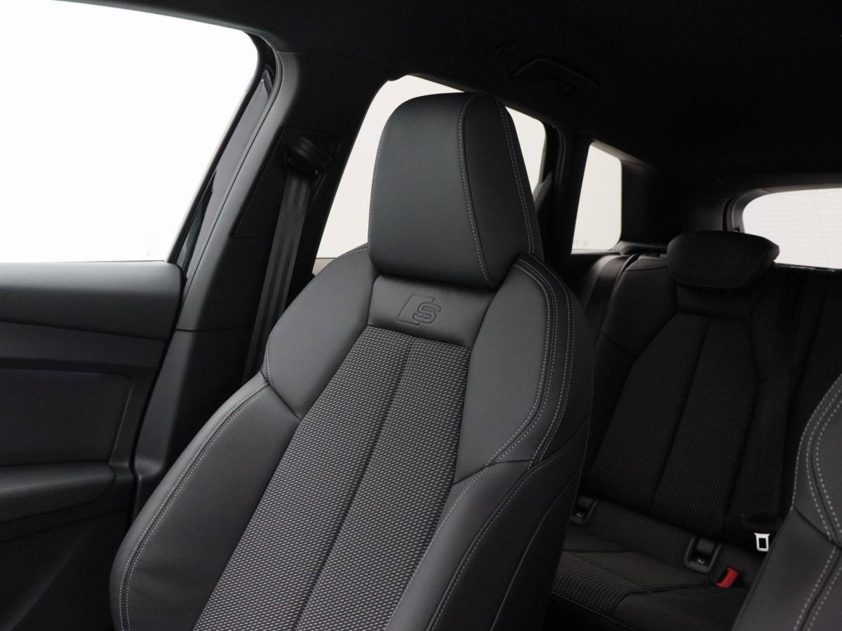 Audi Q4 e-tron Audi Q4 e-tron 45 quattro | S Edition Competition | 286 PK | Privacyglas | 21 Inch | Trekhaak | Matrix Led | Adaptive Cruise |