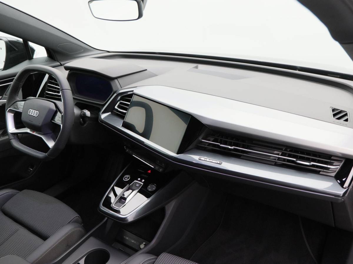Audi Q4 e-tron Audi Q4 e-tron 45 quattro | S Edition Competition | 286 PK | Privacyglas | 21 Inch | Trekhaak | Matrix Led | Adaptive Cruise |