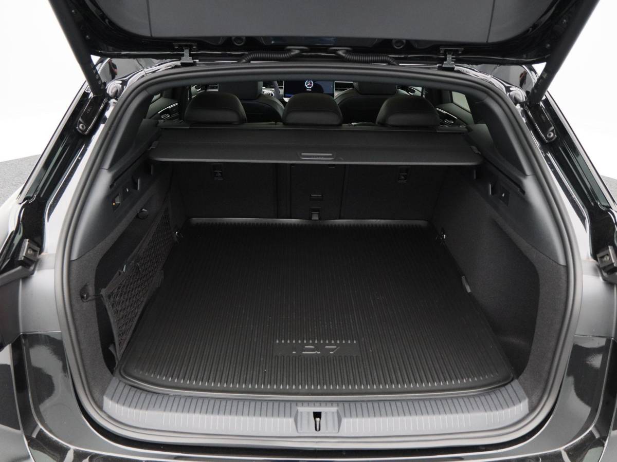 Volkswagen ID.7 Volkswagen ID.7 Tourer Pro Limited Edition 77 kWh | Trekhaak | Adaptief onderstel | Panoramadak | Harman/Kardon | Head Up Display | Stoelkoeling |