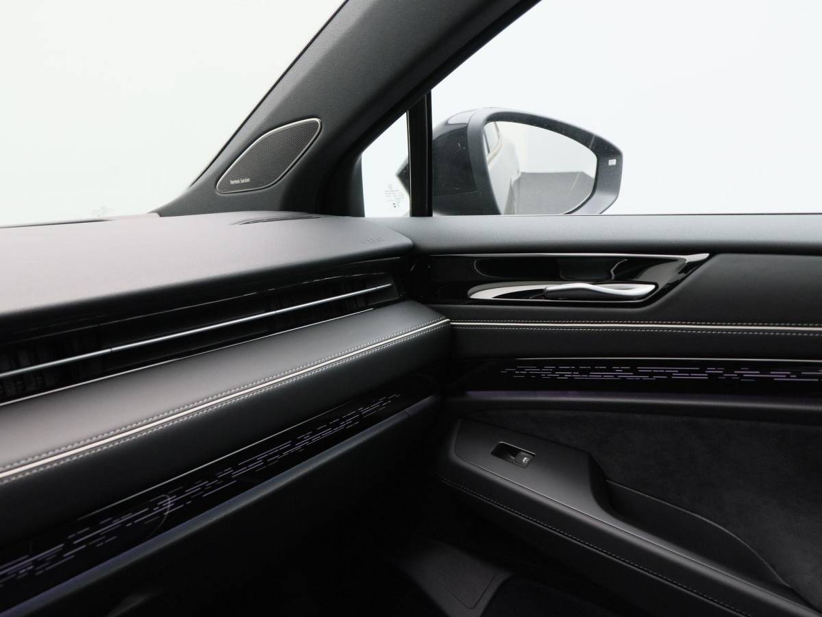 Volkswagen ID.7 Volkswagen ID.7 Tourer Pro Limited Edition 77 kWh | Trekhaak | Adaptief onderstel | Panoramadak | Harman/Kardon | Head Up Display | Stoelkoeling |
