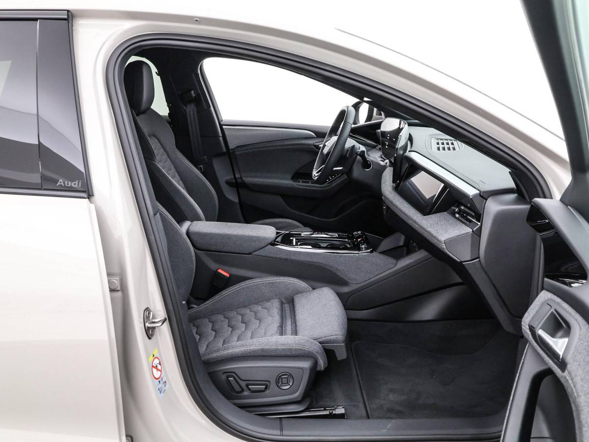 Audi A6 Avant e-tron Audi A6 Avant e-tron S edition 286pk 83 kWh · SOH 97,3% · Warmtepomp · Wegklapbare Trekhaak · 360 Camera · Elek. Voorstoelen · 21” Inch · Achterbank verwarmd · Garantie t/m 09-01-2031 of 100.000km
