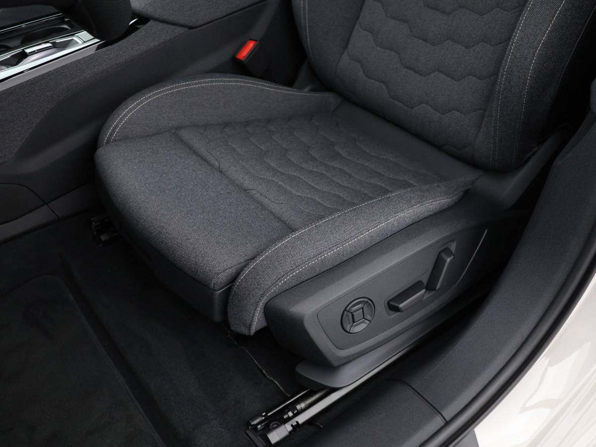 Audi A6 Avant e-tron Audi A6 Avant e-tron S edition 286pk 83 kWh · SOH 97,3% · Warmtepomp · Wegklapbare Trekhaak · 360 Camera · Elek. Voorstoelen · 21” Inch · Achterbank verwarmd · Garantie t/m 09-01-2031 of 100.000km