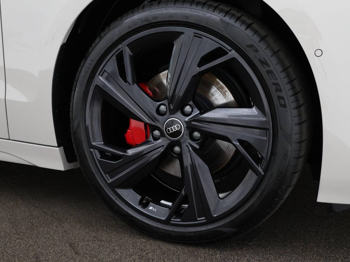 Audi A6 Avant e-tron Audi A6 Avant e-tron S edition 286pk 83 kWh · SOH 97,3% · Warmtepomp · Wegklapbare Trekhaak · 360 Camera · Elek. Voorstoelen · 21” Inch · Achterbank verwarmd · Garantie t/m 09-01-2031 of 100.000km