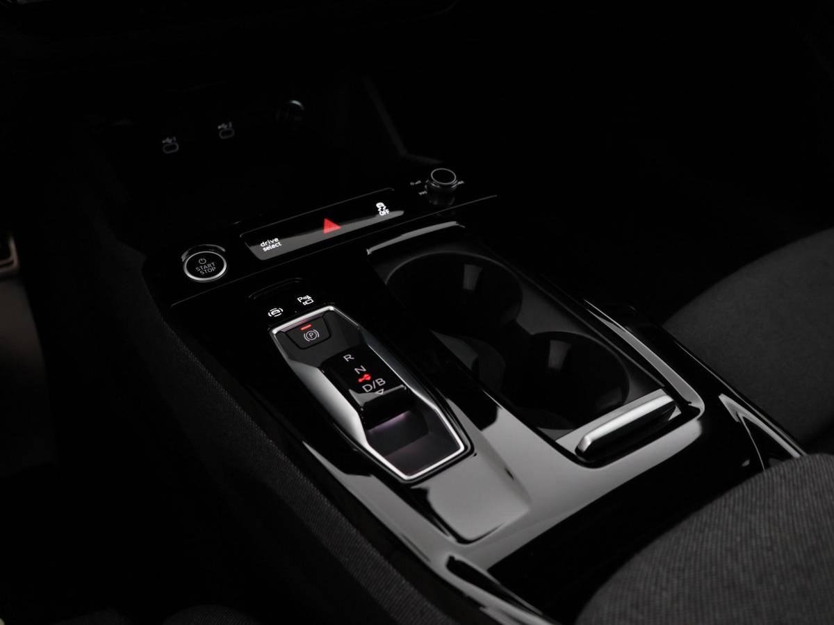 Audi A6 Avant e-tron Audi A6 Avant e-tron S edition 286pk 83 kWh · SOH 97,3% · Warmtepomp · Wegklapbare Trekhaak · 360 Camera · Elek. Voorstoelen · 21” Inch · Achterbank verwarmd · Garantie t/m 09-01-2031 of 100.000km
