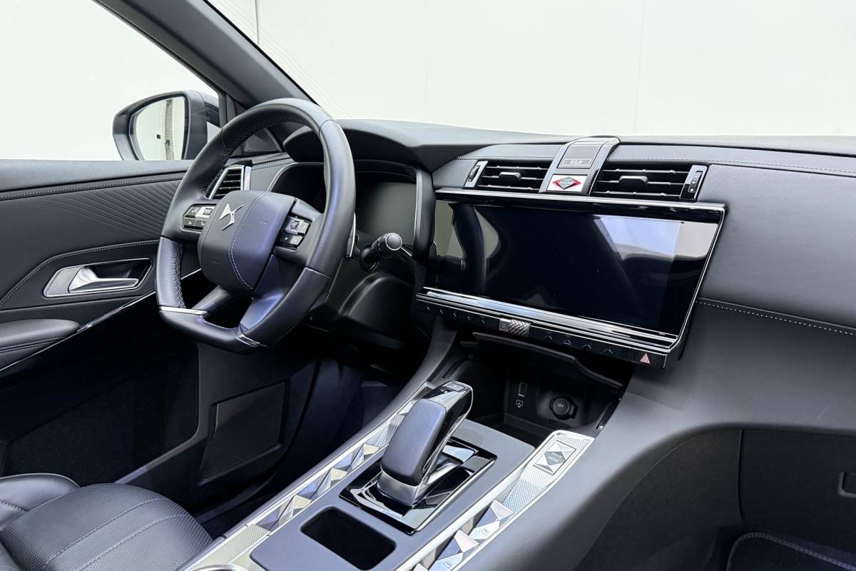 DS DS 7 DS 7 1.6 PHEV 300 4×4 Etoile | Navigatie | Panoramadak | Lederen bekleding | Elektrische achterklep | Full LED koplampen | Adaptive Cruise Control | 19″ Lichtmetalen velgen | Drive Assist