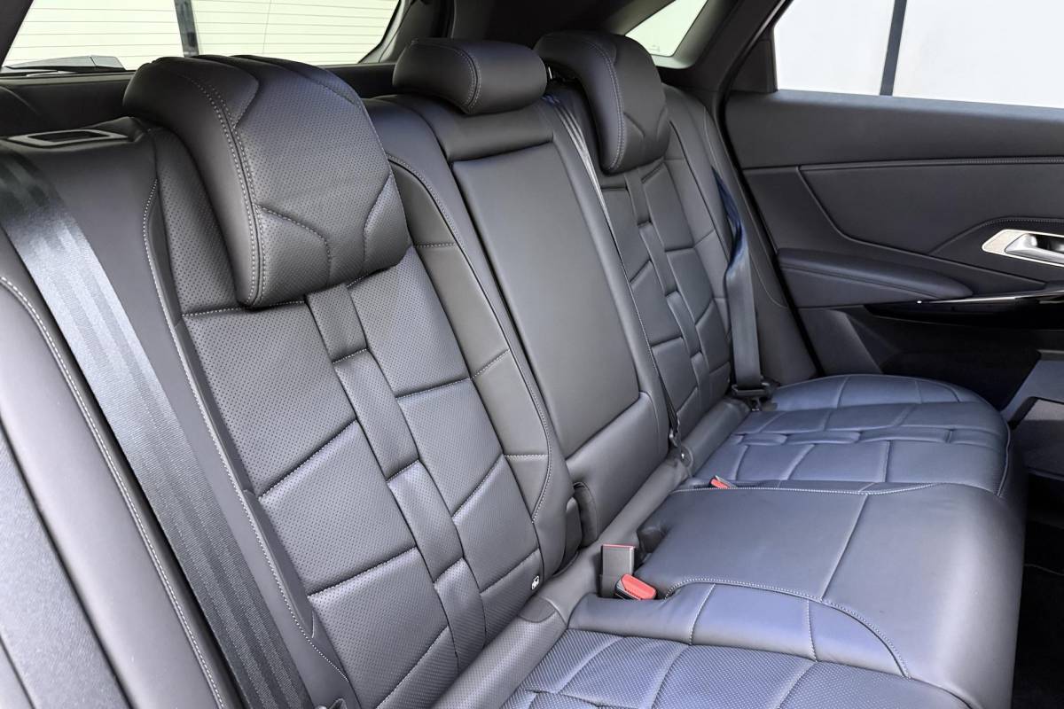 DS DS 7 DS 7 1.6 PHEV 300 4×4 Etoile | Navigatie | Panoramadak | Lederen bekleding | Elektrische achterklep | Full LED koplampen | Adaptive Cruise Control | 19″ Lichtmetalen velgen | Drive Assist