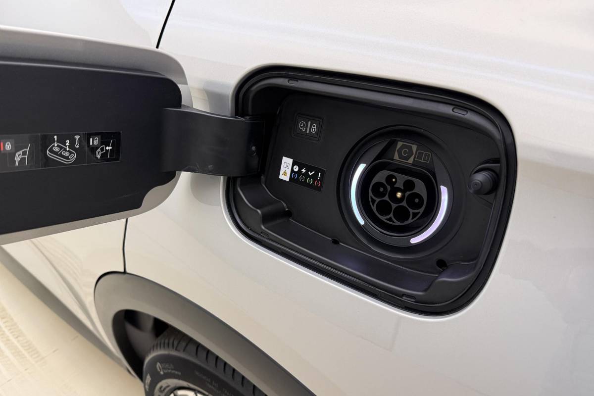 DS DS 7 DS 7 1.6 PHEV 300 4×4 Etoile | Navigatie | Panoramadak | Lederen bekleding | Elektrische achterklep | Full LED koplampen | Adaptive Cruise Control | 19″ Lichtmetalen velgen | Drive Assist