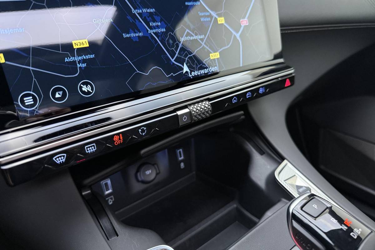 DS DS 7 DS 7 1.6 PHEV 300 4×4 Etoile | Navigatie | Panoramadak | Lederen bekleding | Elektrische achterklep | Full LED koplampen | Adaptive Cruise Control | 19″ Lichtmetalen velgen | Drive Assist