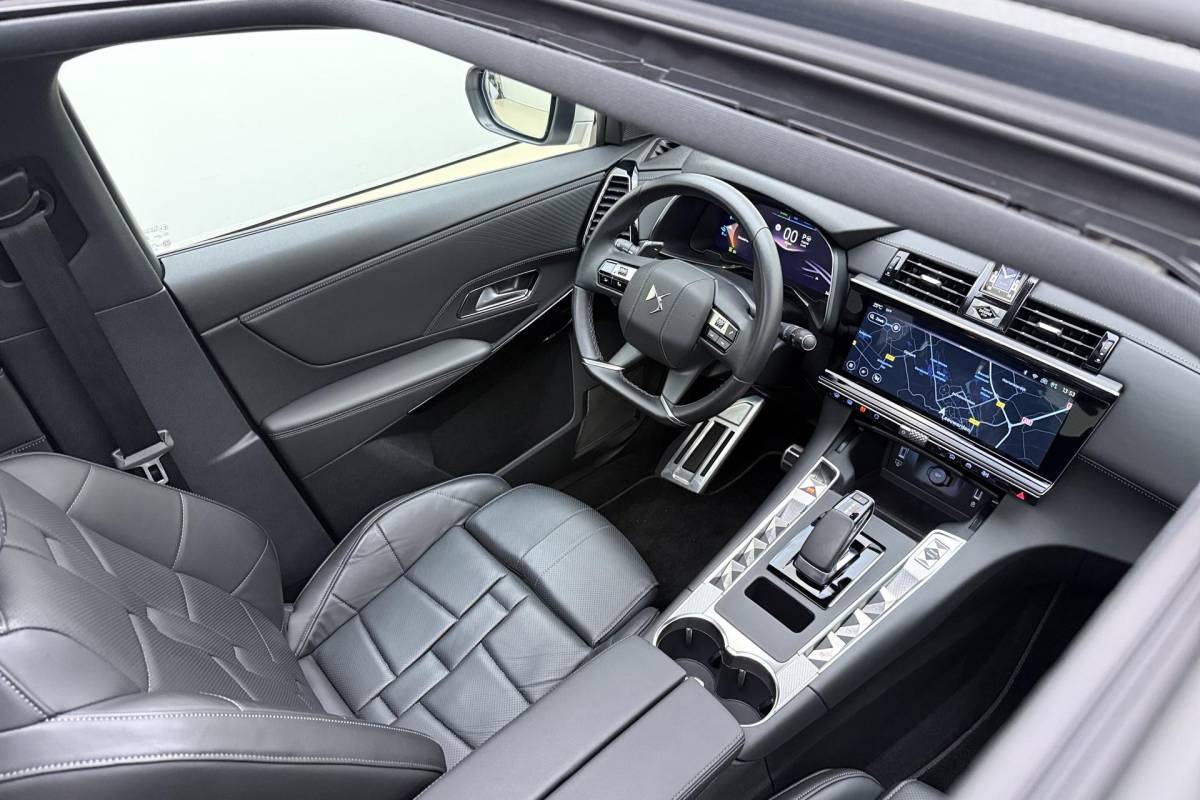 DS DS 7 DS 7 1.6 PHEV 300 4×4 Etoile | Navigatie | Panoramadak | Lederen bekleding | Elektrische achterklep | Full LED koplampen | Adaptive Cruise Control | 19″ Lichtmetalen velgen | Drive Assist
