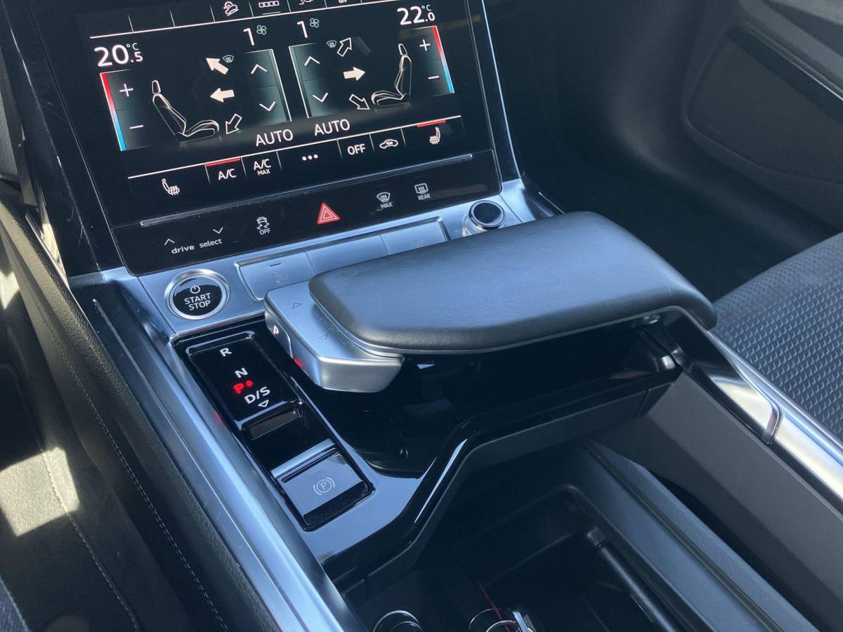 Audi e-tron Audi E-tron 55 300kW/408PK S Line 95Kwh · SOH 94,6% · Panoramadak · Leder/Alcantara · 360°Camera + Parkeersensoren · Stoelverwarming ·