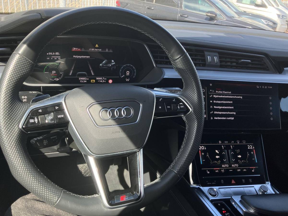 Audi e-tron Audi E-tron 55 300kW/408PK S Line 95Kwh · SOH 94,6% · Panoramadak · Leder/Alcantara · 360°Camera + Parkeersensoren · Stoelverwarming ·
