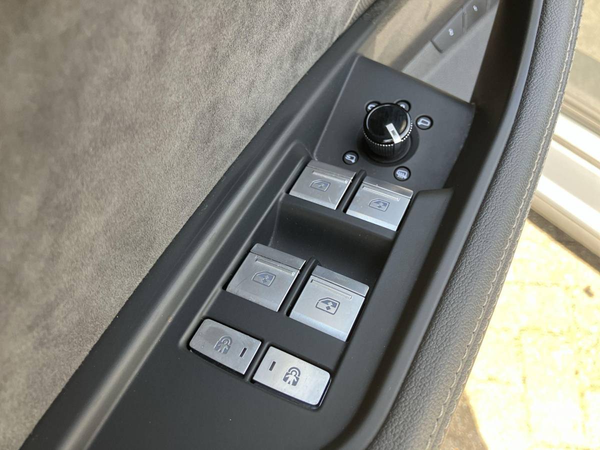 Audi e-tron Audi E-tron 55 300kW/408PK S Line 95Kwh · SOH 94,6% · Panoramadak · Leder/Alcantara · 360°Camera + Parkeersensoren · Stoelverwarming ·