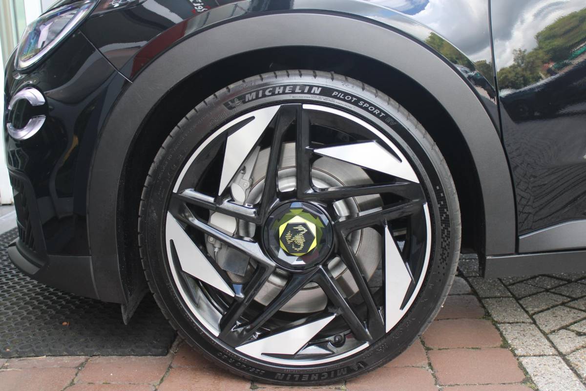 Abarth 600e ABARTH 600e Abarth Turismo 240PK 54 kWh | “TORSEN” MECHANISCH SPERDIFFERENTIEEL | SABELT SPORT STOELEN | 20″ LICHTMETALEN VELGEN ABARTH DESIGN | ABARTH BODYKIT | PARKEERSENSOREN ACHTER | ABARTH REMKLAUWEN | ADAPTIVE CRUISE CONTROL | DRAADLOZE APPLE CARPLAY/ANDROID AUTO | DC SNELLAAD FUNCTIE | KEYLESS START | AUTOMATISCH DIMMENDE BINNENSPIEGEL |