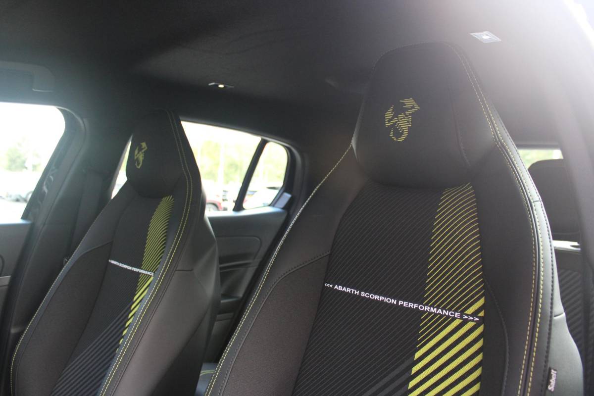 Abarth 600e ABARTH 600e Abarth Turismo 240PK 54 kWh | “TORSEN” MECHANISCH SPERDIFFERENTIEEL | SABELT SPORT STOELEN | 20″ LICHTMETALEN VELGEN ABARTH DESIGN | ABARTH BODYKIT | PARKEERSENSOREN ACHTER | ABARTH REMKLAUWEN | ADAPTIVE CRUISE CONTROL | DRAADLOZE APPLE CARPLAY/ANDROID AUTO | DC SNELLAAD FUNCTIE | KEYLESS START | AUTOMATISCH DIMMENDE BINNENSPIEGEL |
