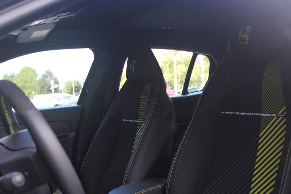 Abarth 600e ABARTH 600e Abarth Turismo 240PK 54 kWh | “TORSEN” MECHANISCH SPERDIFFERENTIEEL | SABELT SPORT STOELEN | 20″ LICHTMETALEN VELGEN ABARTH DESIGN | ABARTH BODYKIT | PARKEERSENSOREN ACHTER | ABARTH REMKLAUWEN | ADAPTIVE CRUISE CONTROL | DRAADLOZE APPLE CARPLAY/ANDROID AUTO | DC SNELLAAD FUNCTIE | KEYLESS START | AUTOMATISCH DIMMENDE BINNENSPIEGEL |