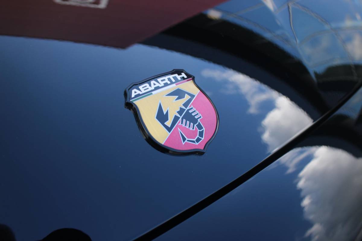 Abarth 600e ABARTH 600e Abarth Turismo 240PK 54 kWh | “TORSEN” MECHANISCH SPERDIFFERENTIEEL | SABELT SPORT STOELEN | 20″ LICHTMETALEN VELGEN ABARTH DESIGN | ABARTH BODYKIT | PARKEERSENSOREN ACHTER | ABARTH REMKLAUWEN | ADAPTIVE CRUISE CONTROL | DRAADLOZE APPLE CARPLAY/ANDROID AUTO | DC SNELLAAD FUNCTIE | KEYLESS START | AUTOMATISCH DIMMENDE BINNENSPIEGEL |
