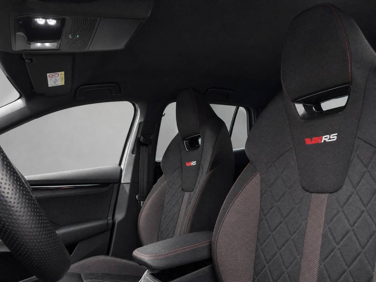 Škoda Octavia Skoda Octavia Combi 1.4 TSI 245pk DSG RS iV PHEV Business · Trekhaak wegklapbaar · Camera  · Navigatie · Stoel-& Stuur- en achterbankverwarming · 18” Inch ·