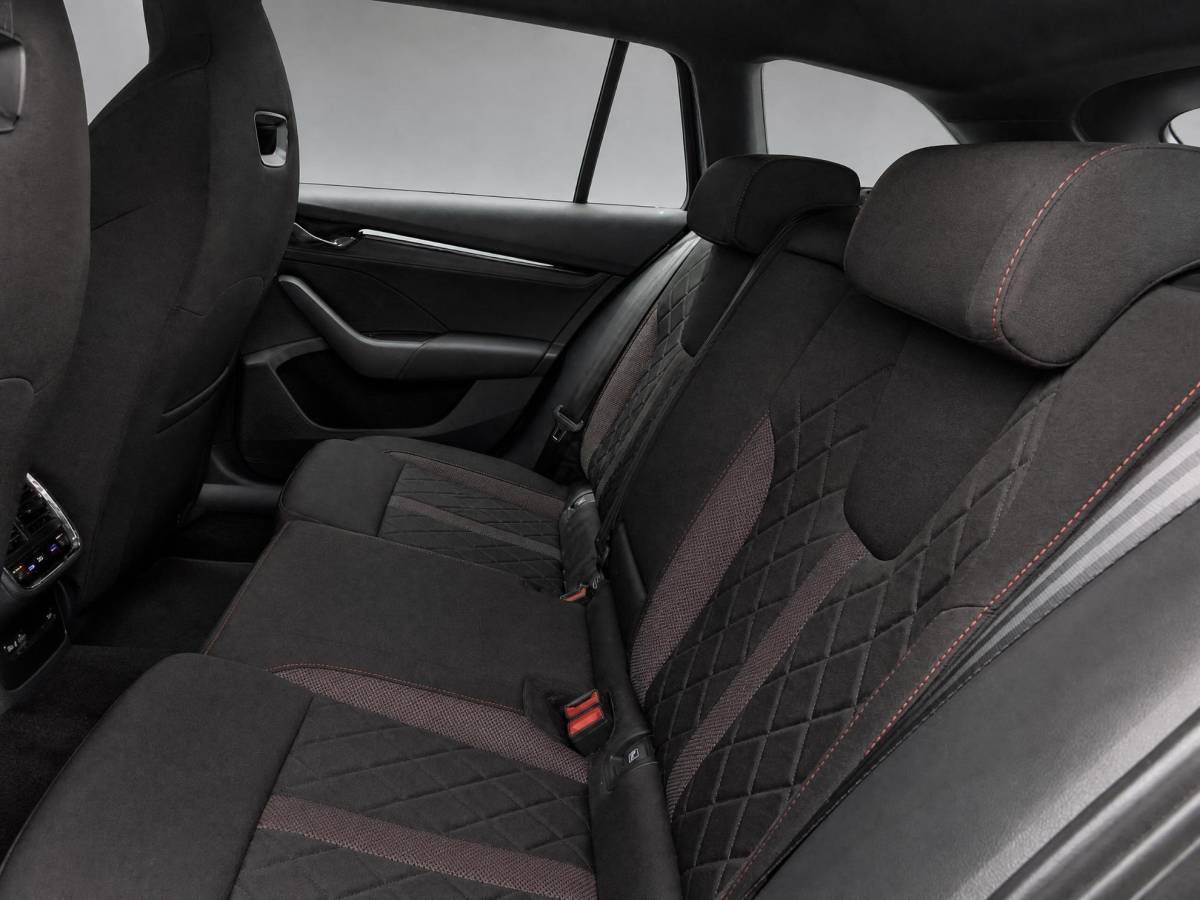Škoda Octavia Skoda Octavia Combi 1.4 TSI 245pk DSG RS iV PHEV Business · Trekhaak wegklapbaar · Camera  · Navigatie · Stoel-& Stuur- en achterbankverwarming · 18” Inch ·