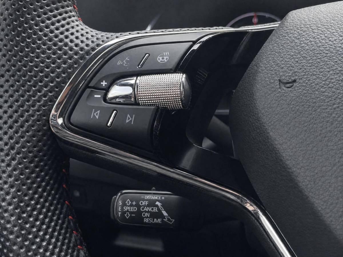 Škoda Octavia Skoda Octavia Combi 1.4 TSI 245pk DSG RS iV PHEV Business · Trekhaak wegklapbaar · Camera  · Navigatie · Stoel-& Stuur- en achterbankverwarming · 18” Inch ·