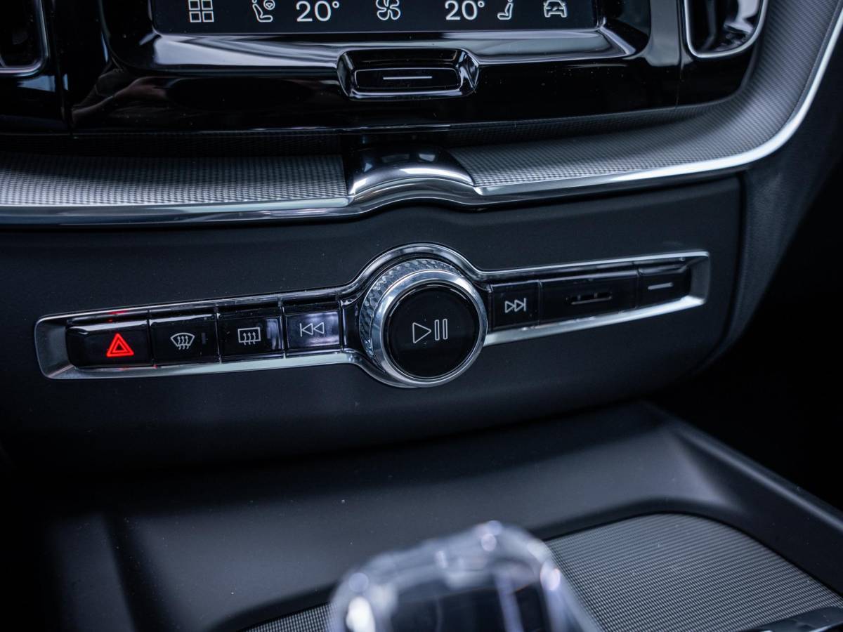Volvo XC60 Volvo XC60 2.0 T6 Plug-in hybrid AWD Plus Bright – Pano l Trekh l H/Kardon l Memory
