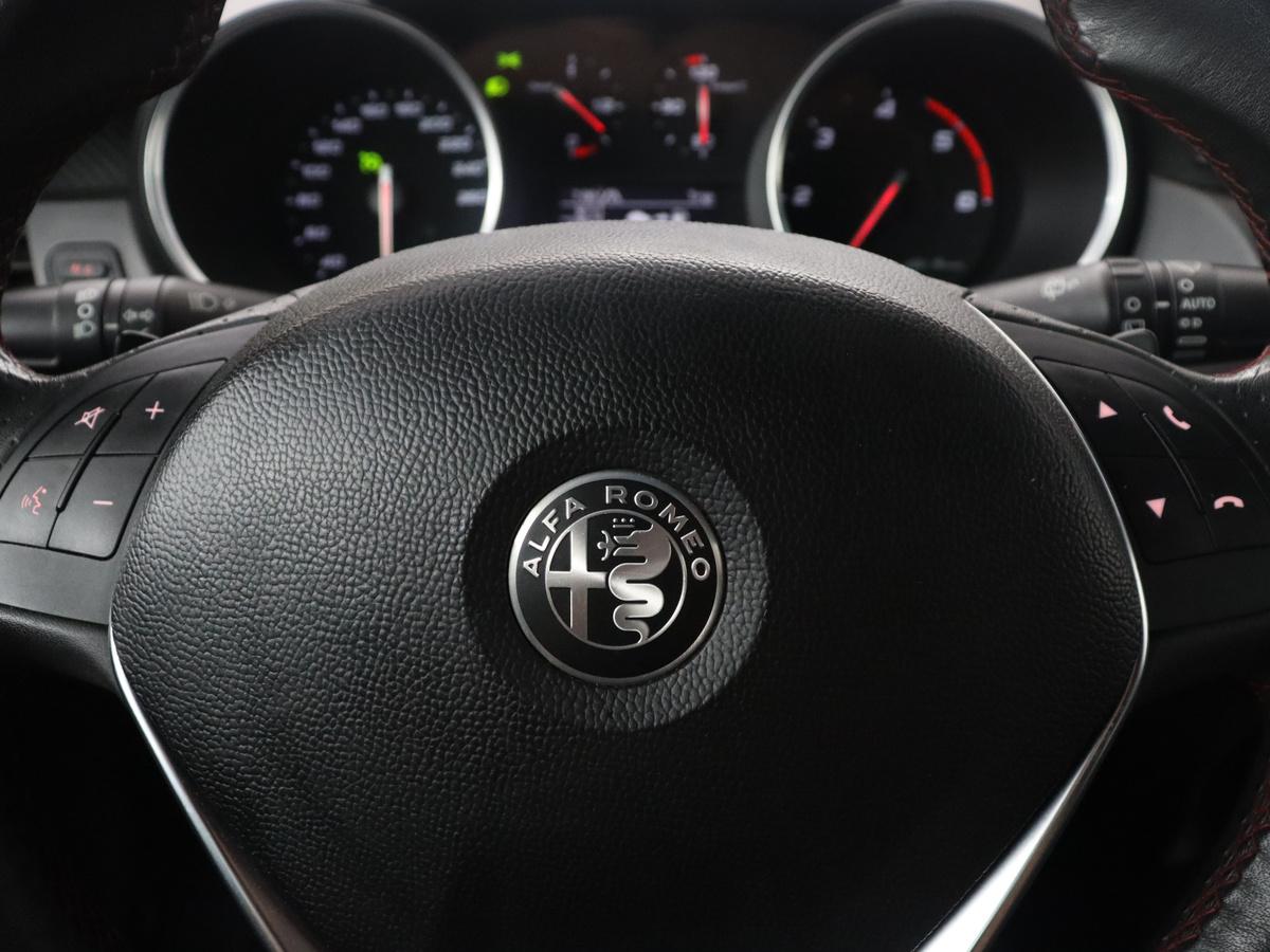 Alfa Romeo Giulietta Alfa Romeo Giulietta 1.6 JTDm Super Veloce | Automaat | Stoelverwarming | Sportstoelen | PDC | Alcantara | Bluetooth | Climate control
