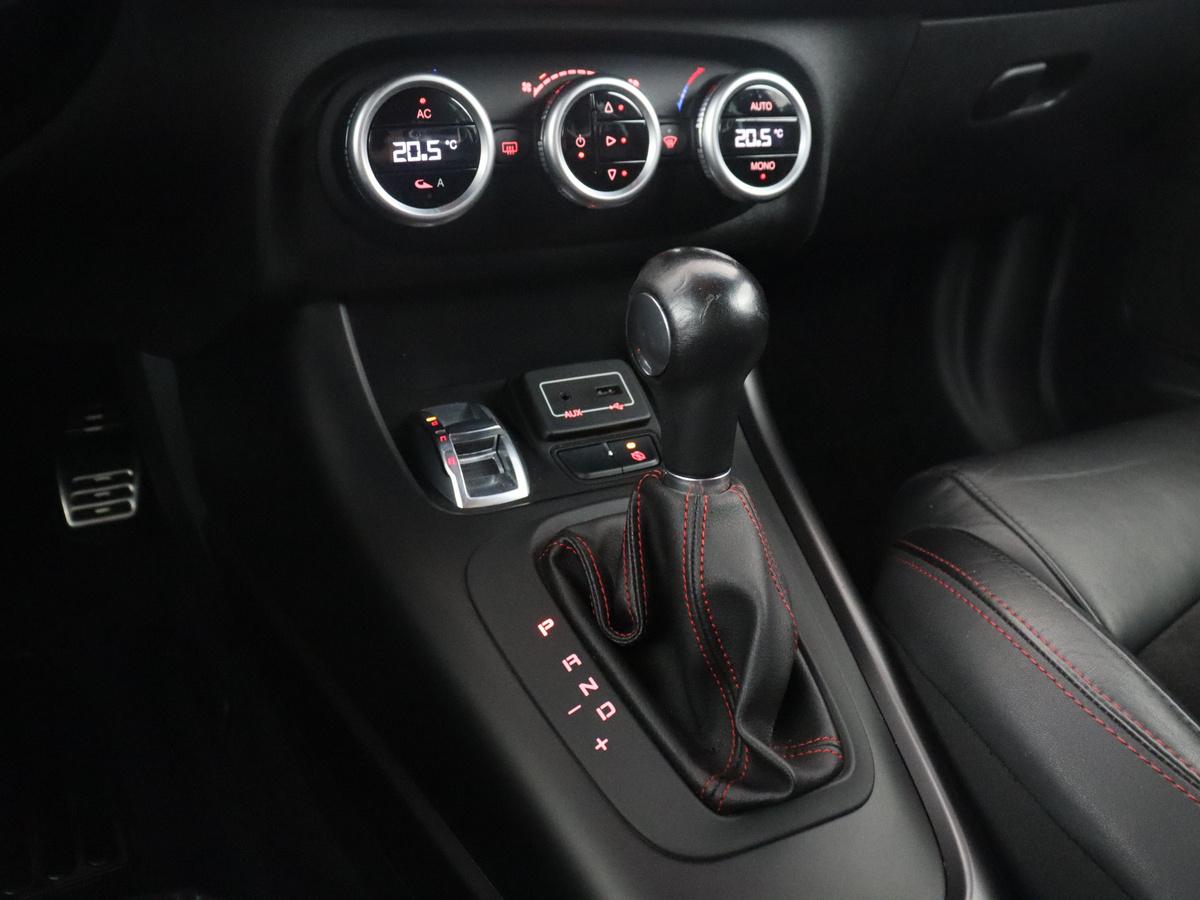 Alfa Romeo Giulietta Alfa Romeo Giulietta 1.6 JTDm Super Veloce | Automaat | Stoelverwarming | Sportstoelen | PDC | Alcantara | Bluetooth | Climate control