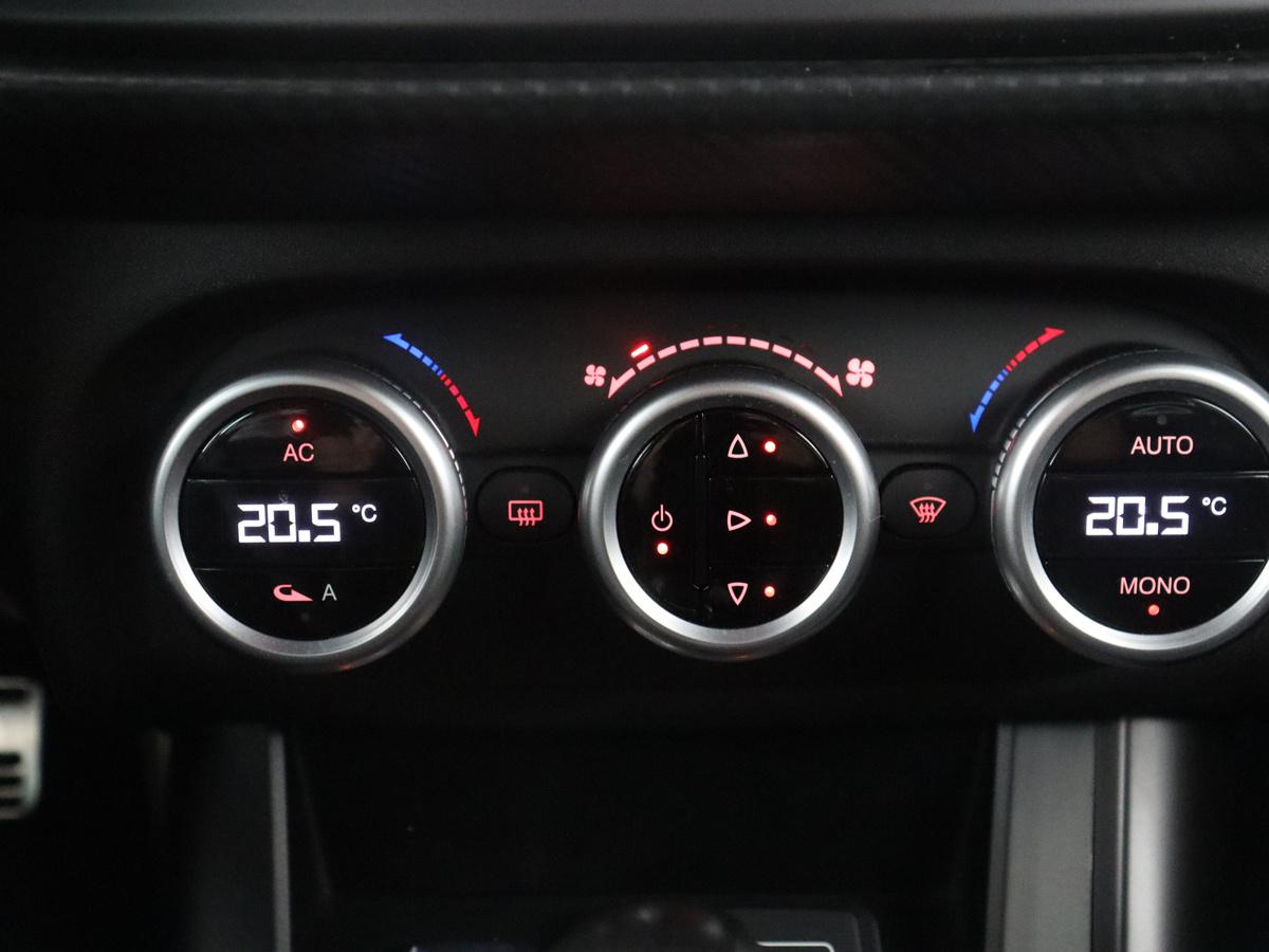 Alfa Romeo Giulietta Alfa Romeo Giulietta 1.6 JTDm Super Veloce | Automaat | Stoelverwarming | Sportstoelen | PDC | Alcantara | Bluetooth | Climate control