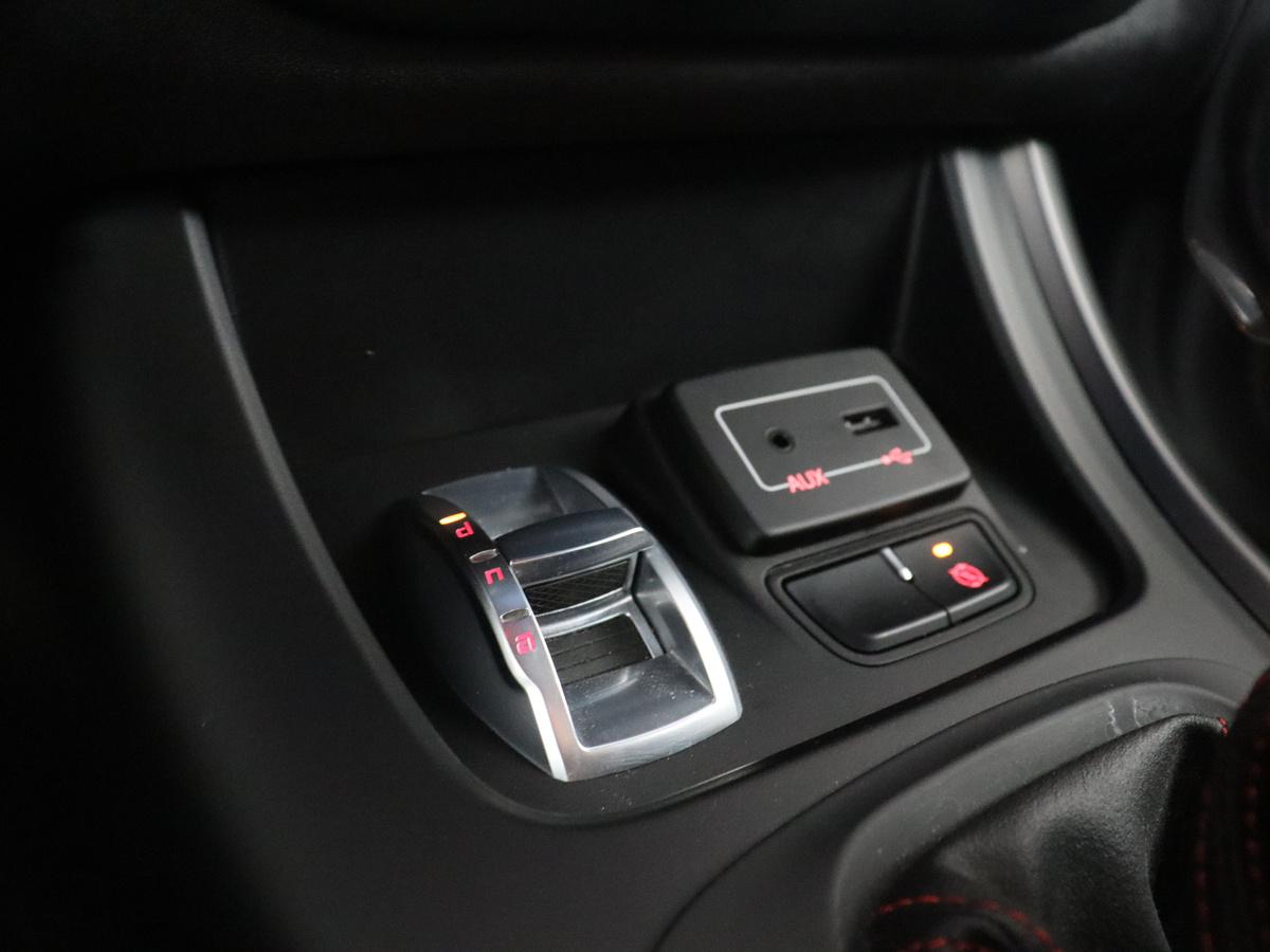 Alfa Romeo Giulietta Alfa Romeo Giulietta 1.6 JTDm Super Veloce | Automaat | Stoelverwarming | Sportstoelen | PDC | Alcantara | Bluetooth | Climate control