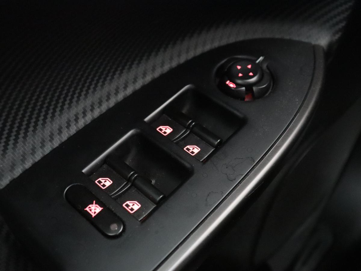 Alfa Romeo Giulietta Alfa Romeo Giulietta 1.6 JTDm Super Veloce | Automaat | Stoelverwarming | Sportstoelen | PDC | Alcantara | Bluetooth | Climate control