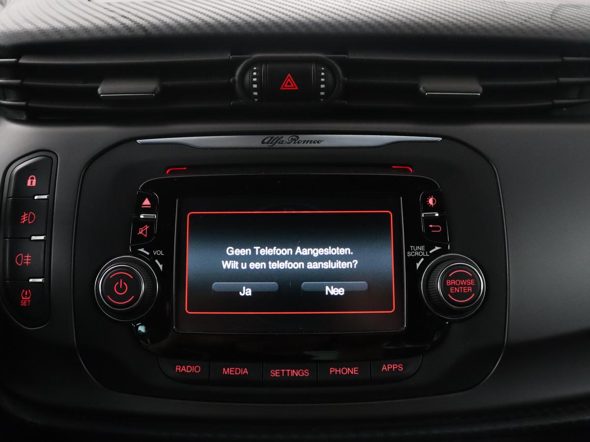 Alfa Romeo Giulietta Alfa Romeo Giulietta 1.6 JTDm Super Veloce | Automaat | Stoelverwarming | Sportstoelen | PDC | Alcantara | Bluetooth | Climate control