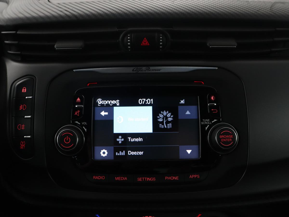 Alfa Romeo Giulietta Alfa Romeo Giulietta 1.6 JTDm Super Veloce | Automaat | Stoelverwarming | Sportstoelen | PDC | Alcantara | Bluetooth | Climate control