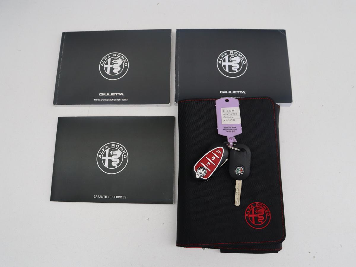 Alfa Romeo Giulietta Alfa Romeo Giulietta 1.6 JTDm Super Veloce | Automaat | Stoelverwarming | Sportstoelen | PDC | Alcantara | Bluetooth | Climate control