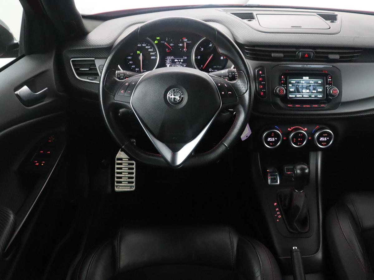 Alfa Romeo Giulietta Alfa Romeo Giulietta 1.6 JTDm Super Veloce | Automaat | Stoelverwarming | Sportstoelen | PDC | Alcantara | Bluetooth | Climate control