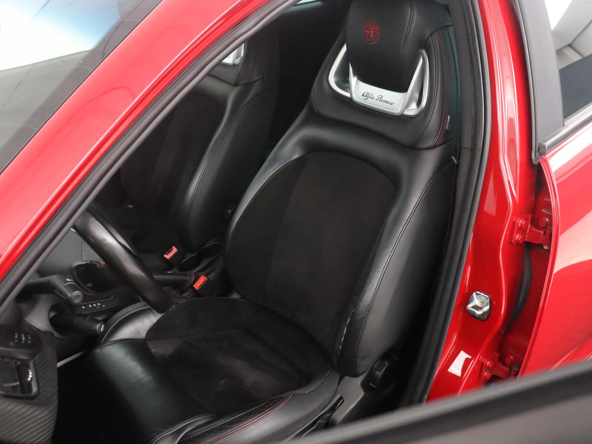 Alfa Romeo Giulietta Alfa Romeo Giulietta 1.6 JTDm Super Veloce | Automaat | Stoelverwarming | Sportstoelen | PDC | Alcantara | Bluetooth | Climate control