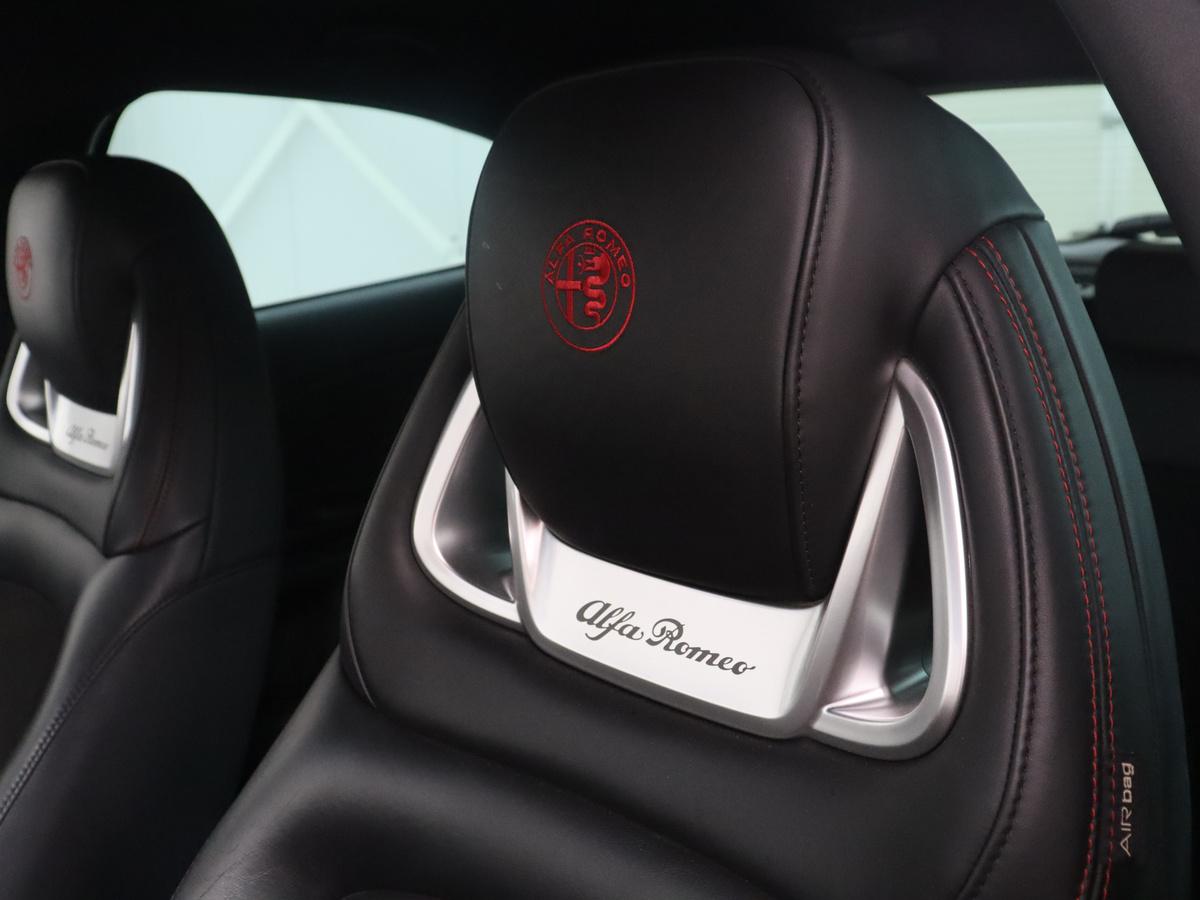 Alfa Romeo Giulietta Alfa Romeo Giulietta 1.6 JTDm Super Veloce | Automaat | Stoelverwarming | Sportstoelen | PDC | Alcantara | Bluetooth | Climate control