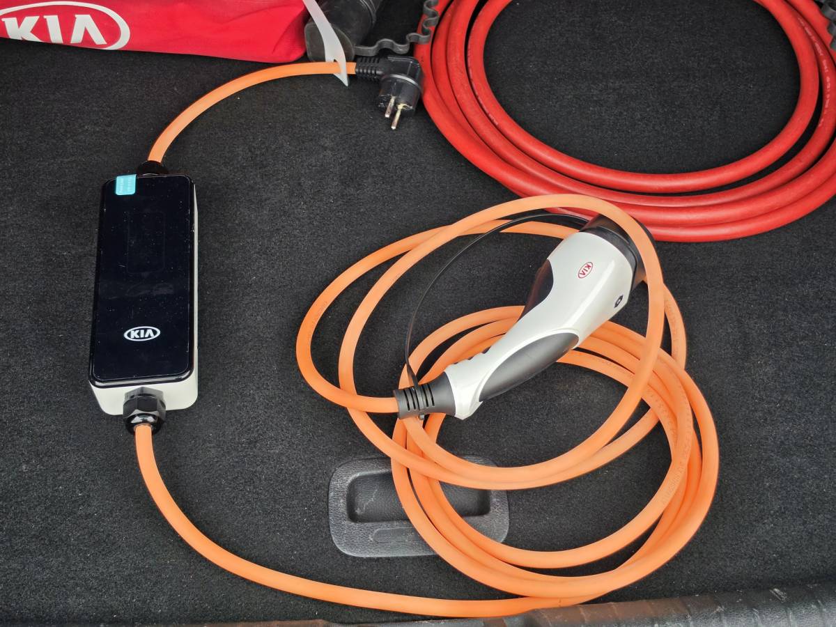 Kia e-Niro Kia e-Niro DynamicPlusLine 64 kWh | SOH 100% | 3 Fase laden | Schuif/kanteldak | Half Leder | Andriod Auto | Apple carplay | Navigatie